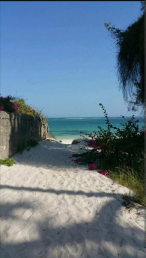 DELUXE ENSUITE ROOM IN A FURNISHED APARTMENT BEACHFRONT